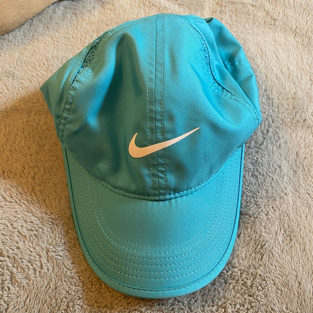 Nike featherlight dry fit hat